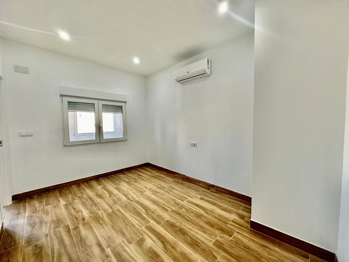 For sale - 2 Bedroom 2 Bathroom Apartment - Middle Floor Apartment in Torrevieja - Torrevieja Centro  - Alicante
