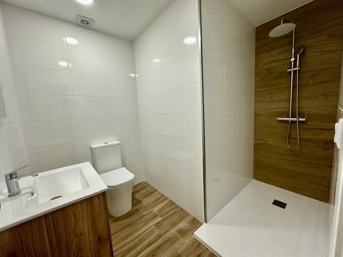 For sale - 2 Bedroom 2 Bathroom Apartment - Middle Floor Apartment in Torrevieja - Torrevieja Centro  - Alicante