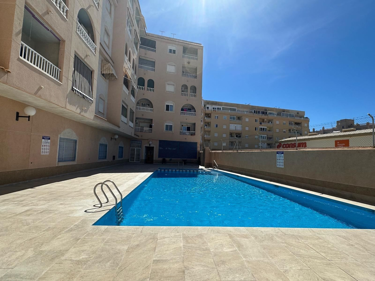 For sale - 2 Bedroom 2 Bathroom Apartment - Middle Floor Apartment in Torrevieja - Torrevieja Centro  - Alicante