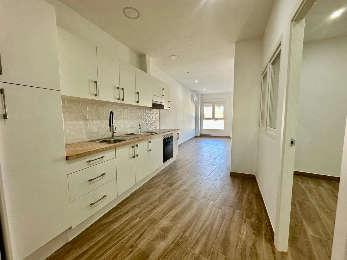 For sale - 2 Bedroom 2 Bathroom Apartment - Middle Floor Apartment in Torrevieja - Torrevieja Centro  - Alicante