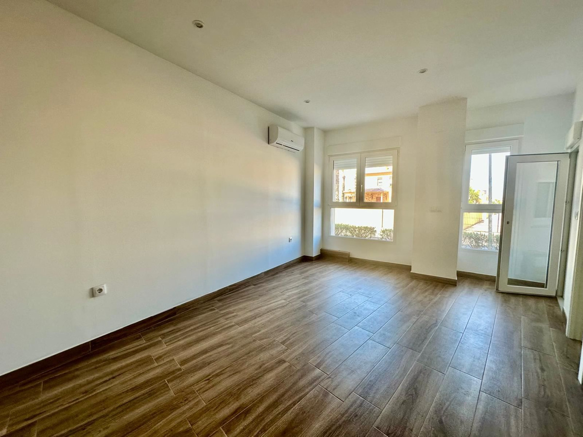 For sale - 2 Bedroom 2 Bathroom Apartment - Middle Floor Apartment in Torrevieja - Torrevieja Centro  - Alicante