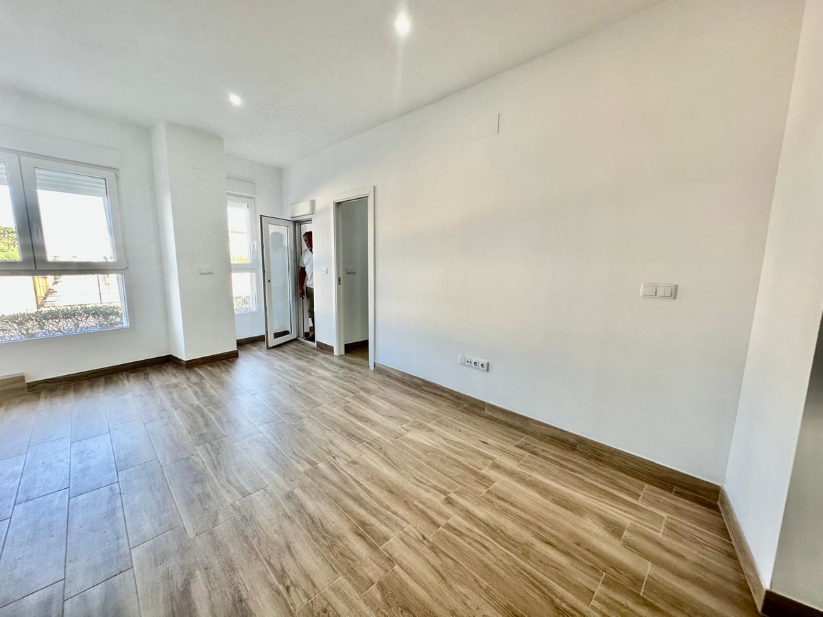 For sale - 2 Bedroom 2 Bathroom Apartment - Middle Floor Apartment in Torrevieja - Torrevieja Centro  - Alicante
