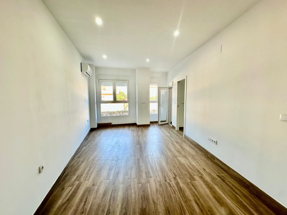 For sale - 2 Bedroom 2 Bathroom Apartment - Middle Floor Apartment in Torrevieja - Torrevieja Centro  - Alicante