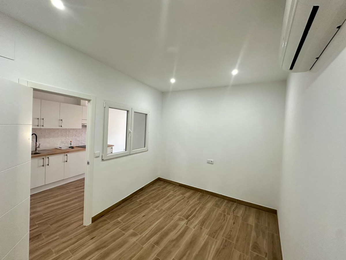 For sale - 2 Bedroom 2 Bathroom Apartment - Middle Floor Apartment in Torrevieja - Torrevieja Centro  - Alicante