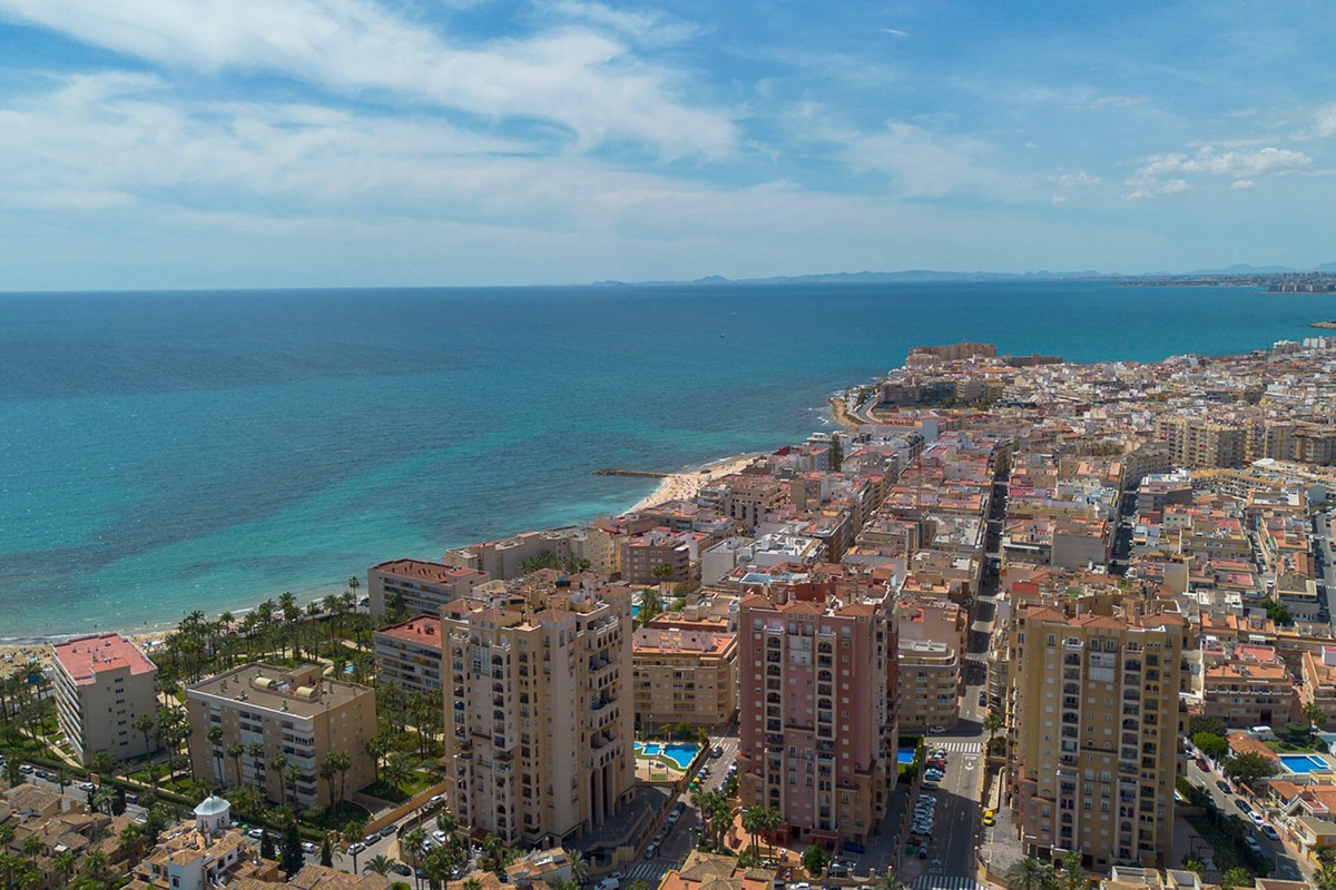 For sale - 2 Bedroom 2 Bathroom Apartment - Middle Floor Apartment in Torrevieja - Playa de los Locos  - Alicante