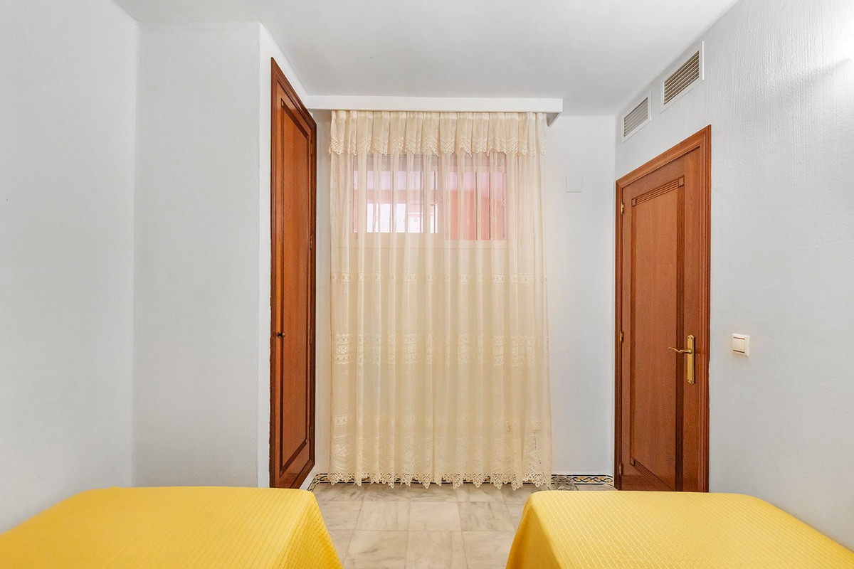 For sale - 2 Bedroom 2 Bathroom Apartment - Middle Floor Apartment in Torrevieja - Playa de los Locos  - Alicante