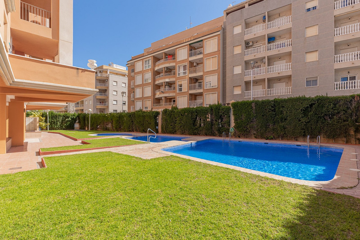 For sale - 2 Bedroom 2 Bathroom Apartment - Middle Floor Apartment in Torrevieja - Playa de los Locos  - Alicante