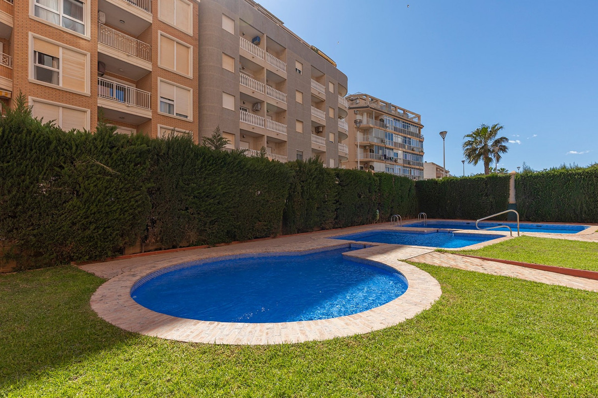 For sale - 2 Bedroom 2 Bathroom Apartment - Middle Floor Apartment in Torrevieja - Playa de los Locos  - Alicante