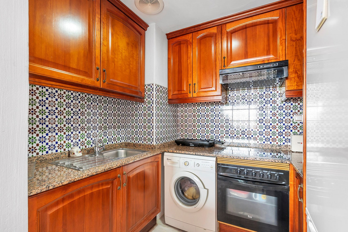 For sale - 2 Bedroom 2 Bathroom Apartment - Middle Floor Apartment in Torrevieja - Playa de los Locos  - Alicante