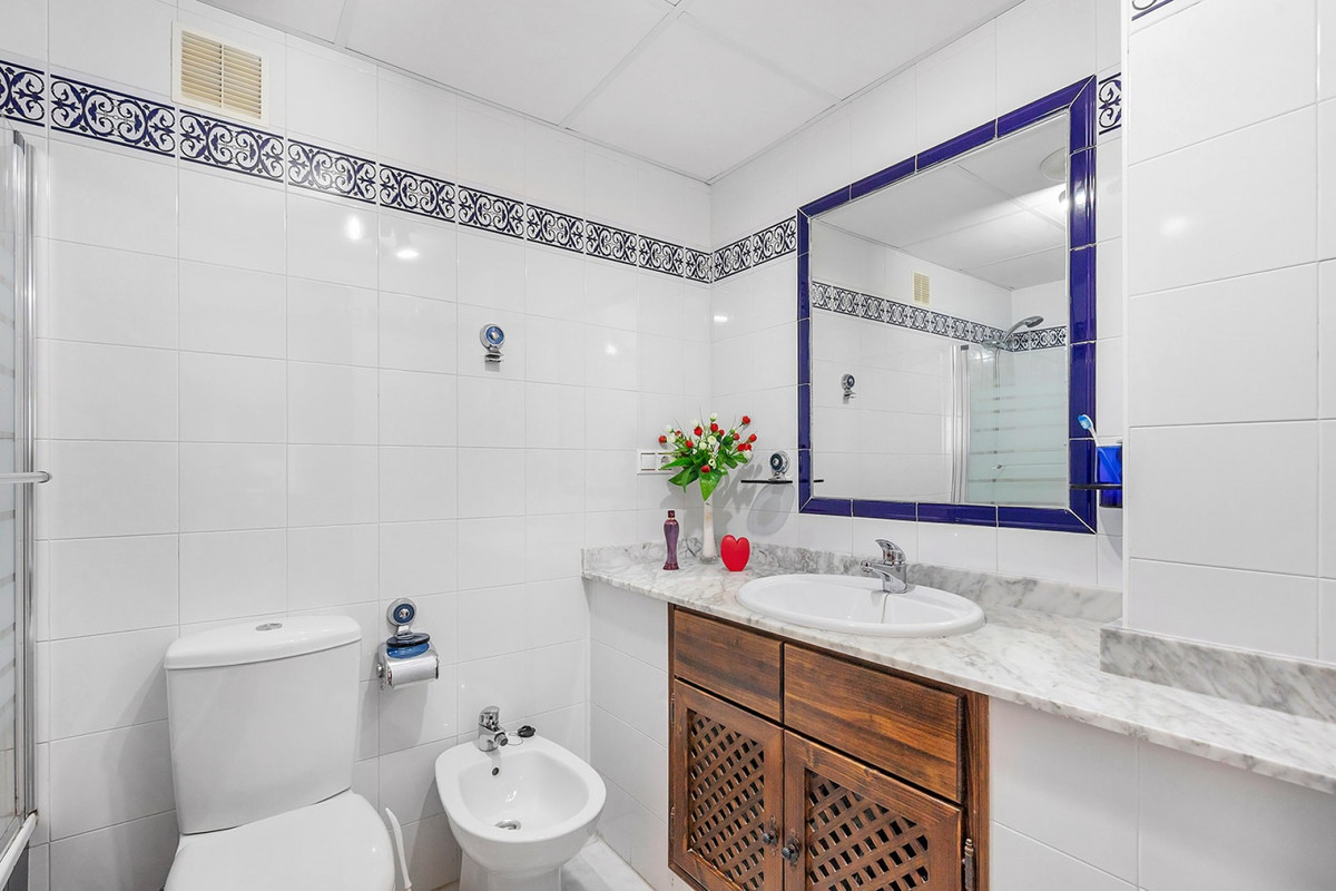 For sale - 2 Bedroom 2 Bathroom Apartment - Middle Floor Apartment in Torrevieja - Playa de los Locos  - Alicante
