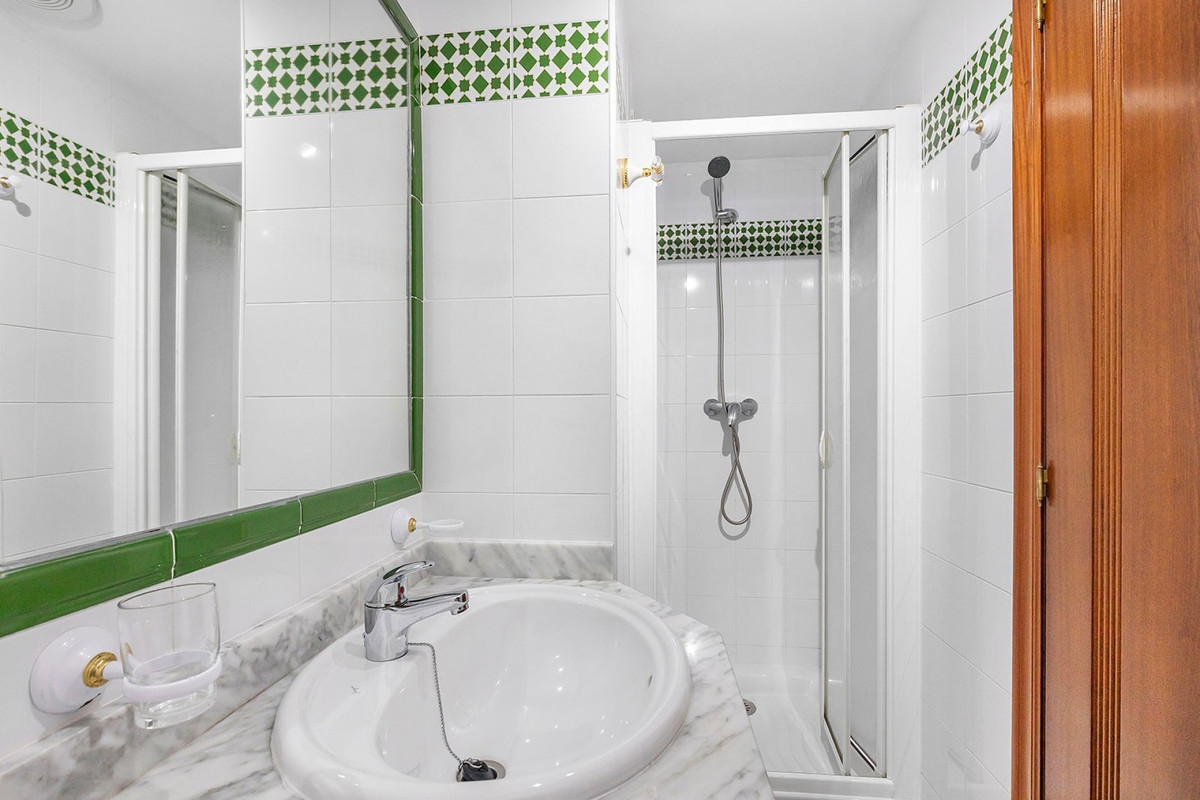 For sale - 2 Bedroom 2 Bathroom Apartment - Middle Floor Apartment in Torrevieja - Playa de los Locos  - Alicante