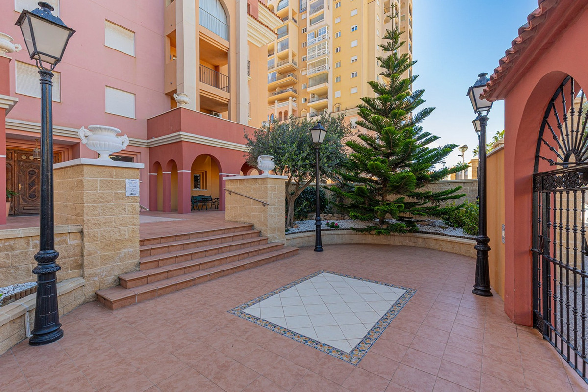 For sale - 2 Bedroom 2 Bathroom Apartment - Middle Floor Apartment in Torrevieja - Playa de los Locos  - Alicante