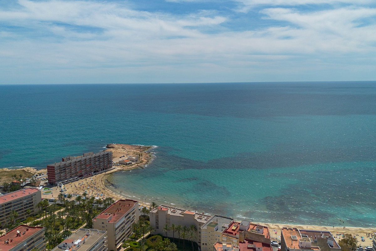 For sale - 2 Bedroom 2 Bathroom Apartment - Middle Floor Apartment in Torrevieja - Playa de los Locos  - Alicante