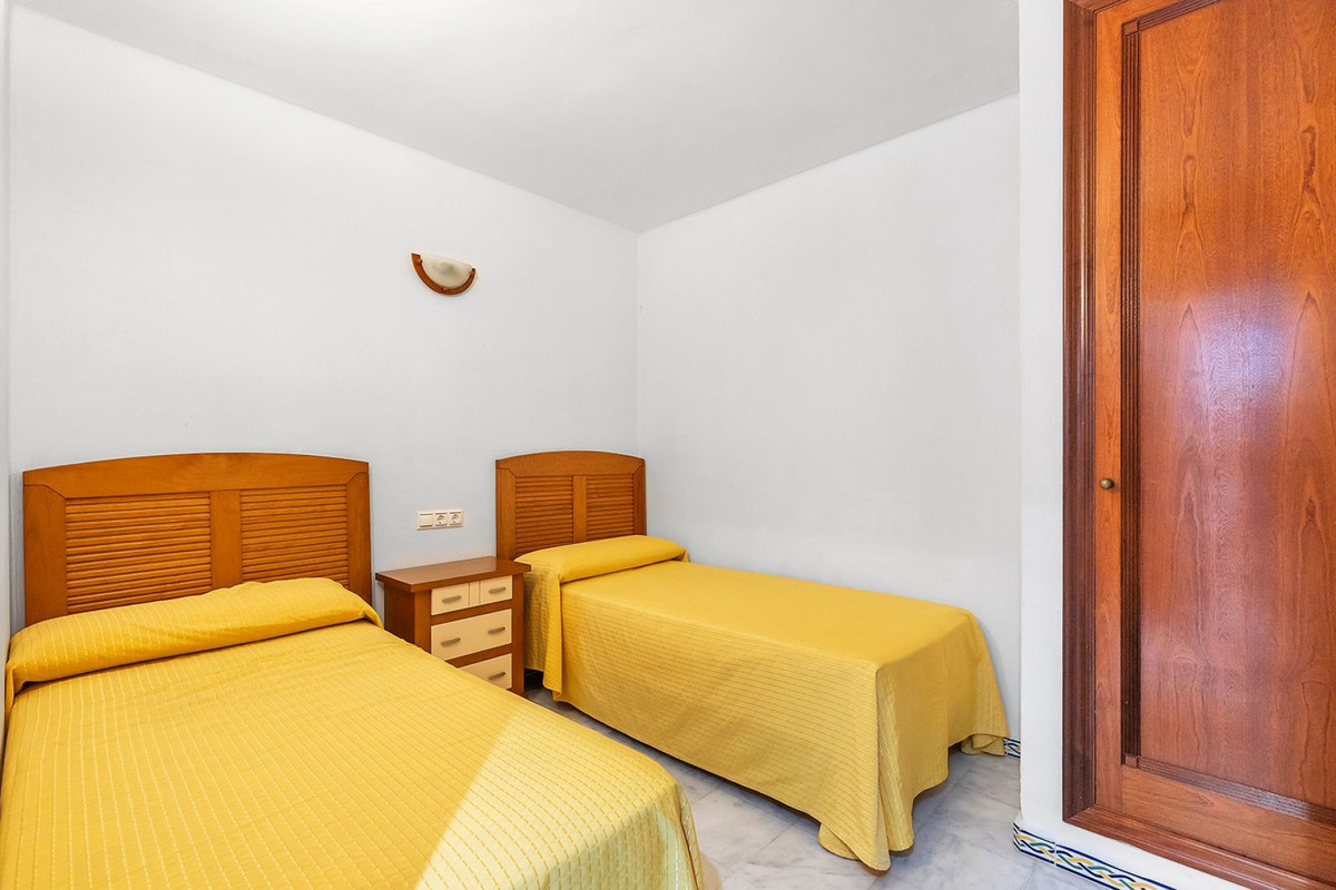 For sale - 2 Bedroom 2 Bathroom Apartment - Middle Floor Apartment in Torrevieja - Playa de los Locos  - Alicante