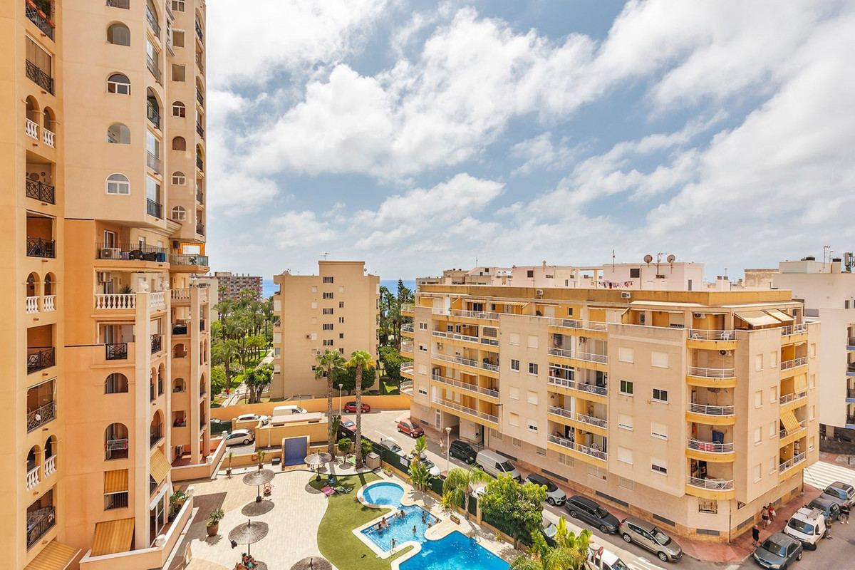 For sale - 2 Bedroom 2 Bathroom Apartment - Middle Floor Apartment in Torrevieja - Playa de los Locos  - Alicante