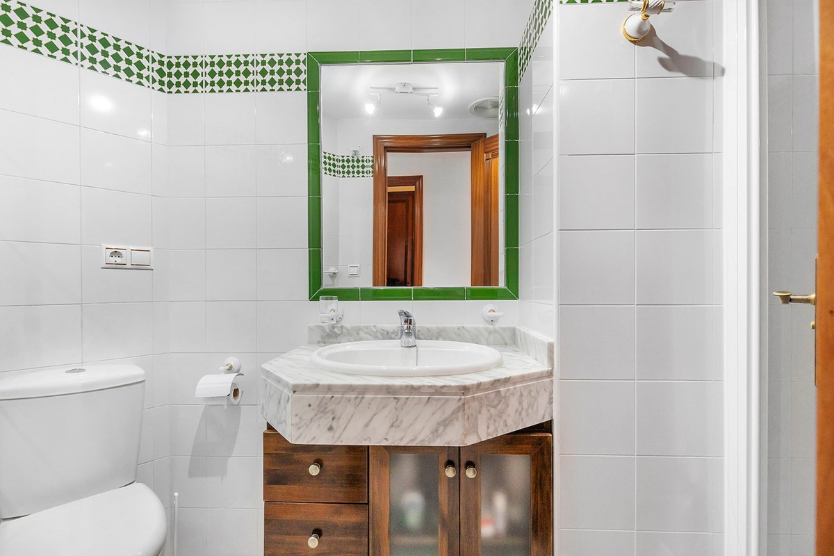 For sale - 2 Bedroom 2 Bathroom Apartment - Middle Floor Apartment in Torrevieja - Playa de los Locos  - Alicante