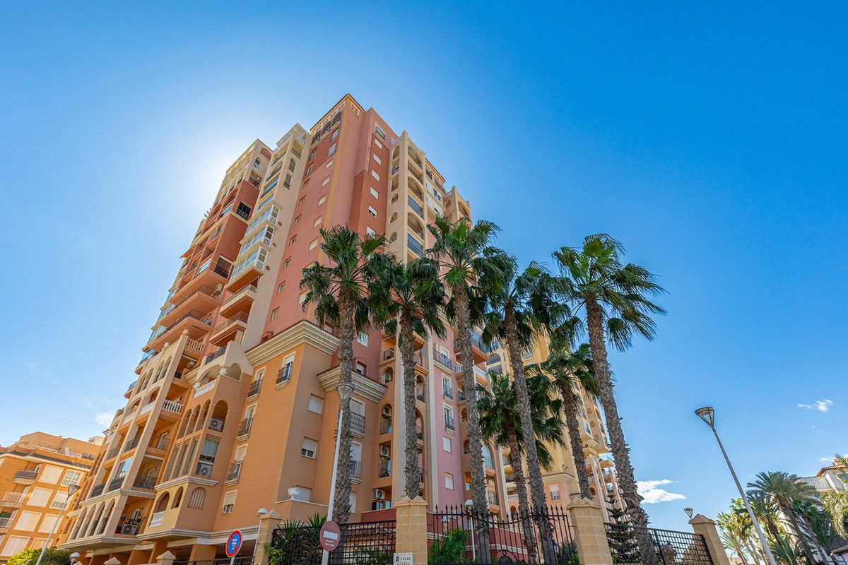 For sale - 2 Bedroom 2 Bathroom Apartment - Middle Floor Apartment in Torrevieja - Playa de los Locos  - Alicante