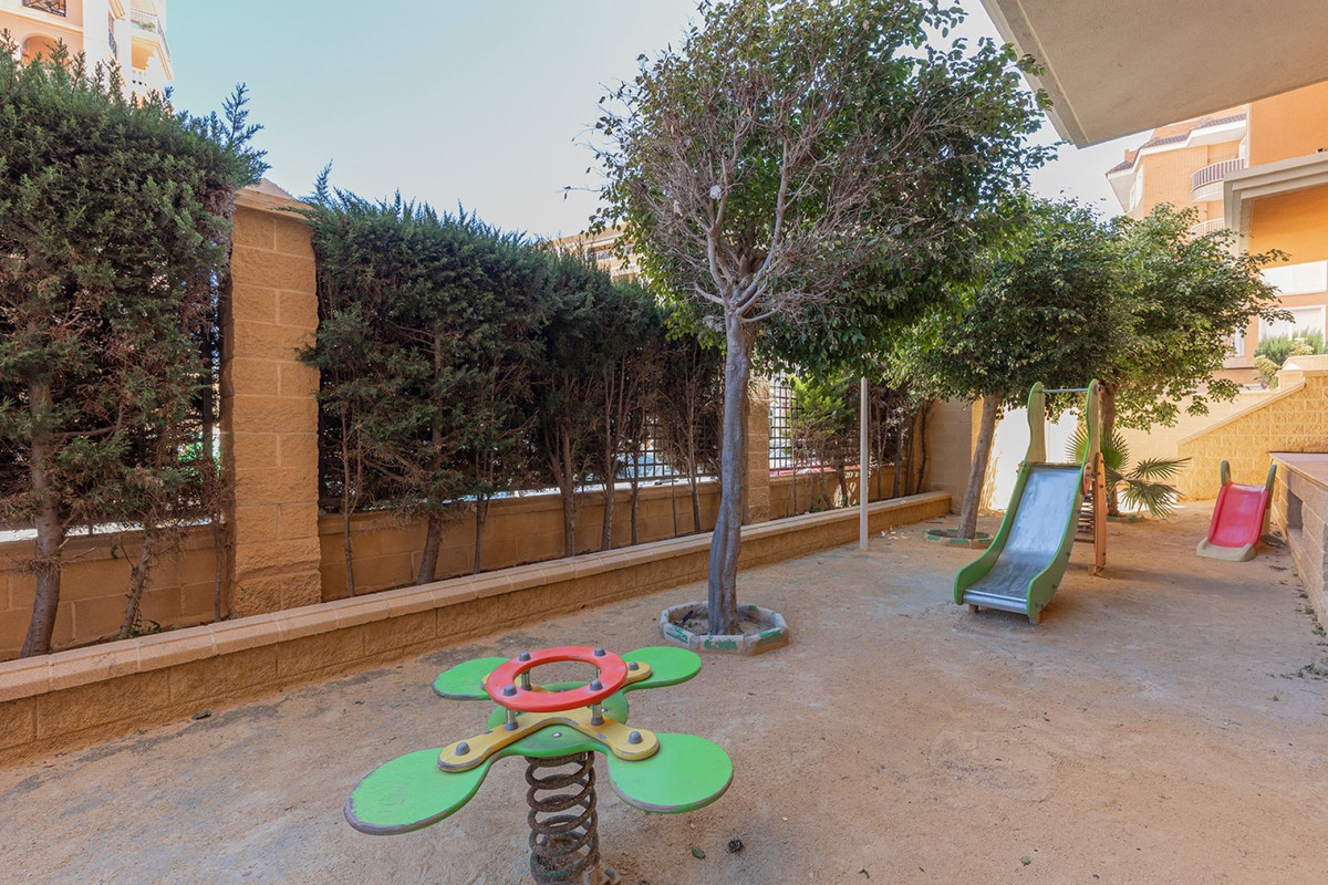 For sale - 2 Bedroom 2 Bathroom Apartment - Middle Floor Apartment in Torrevieja - Playa de los Locos  - Alicante