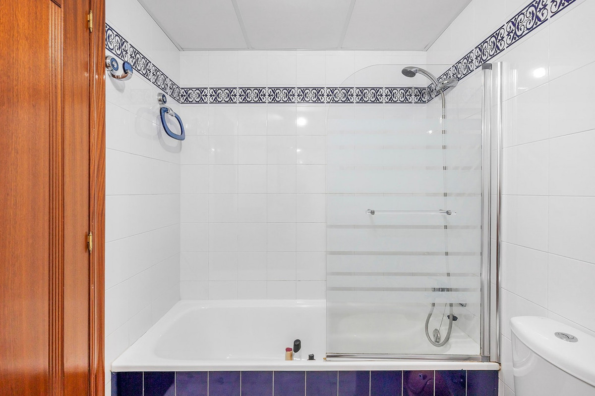 For sale - 2 Bedroom 2 Bathroom Apartment - Middle Floor Apartment in Torrevieja - Playa de los Locos  - Alicante