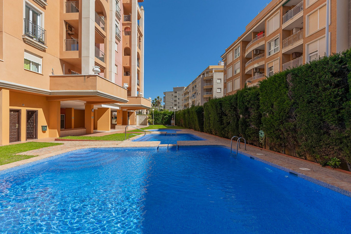 For sale - 2 Bedroom 2 Bathroom Apartment - Middle Floor Apartment in Torrevieja - Playa de los Locos  - Alicante