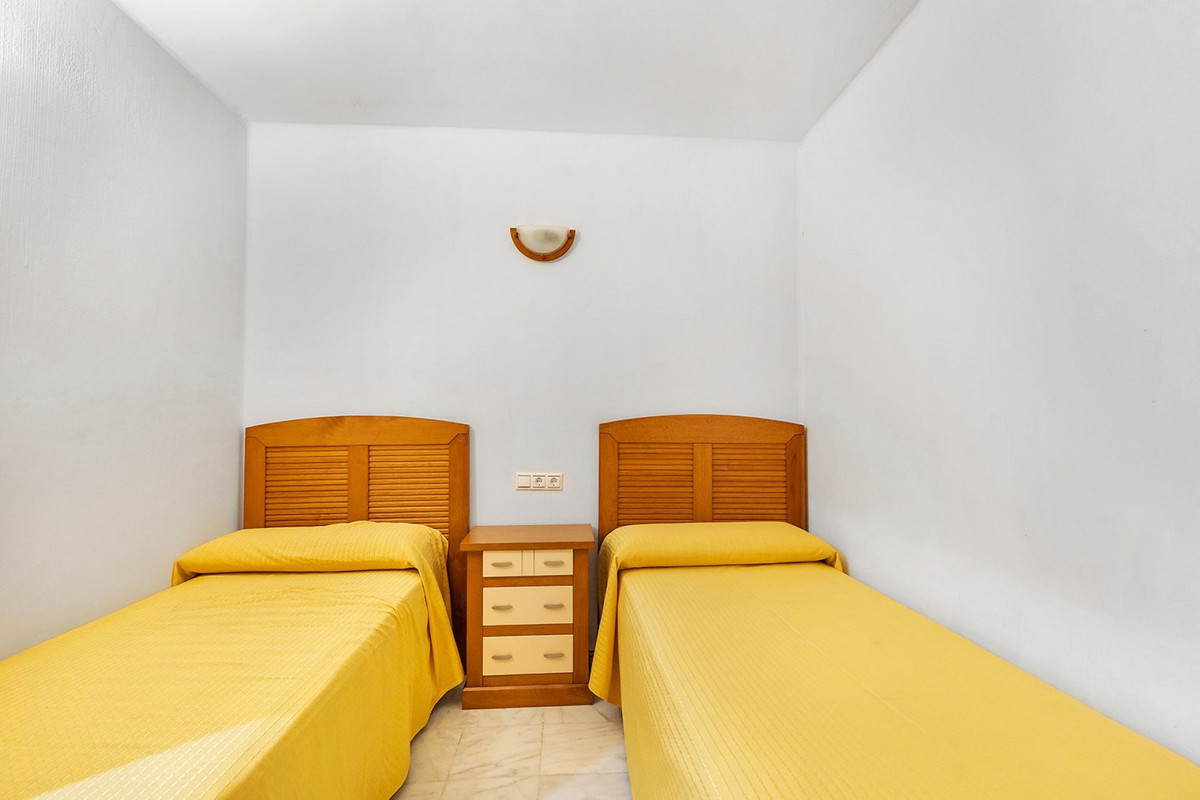 For sale - 2 Bedroom 2 Bathroom Apartment - Middle Floor Apartment in Torrevieja - Playa de los Locos  - Alicante