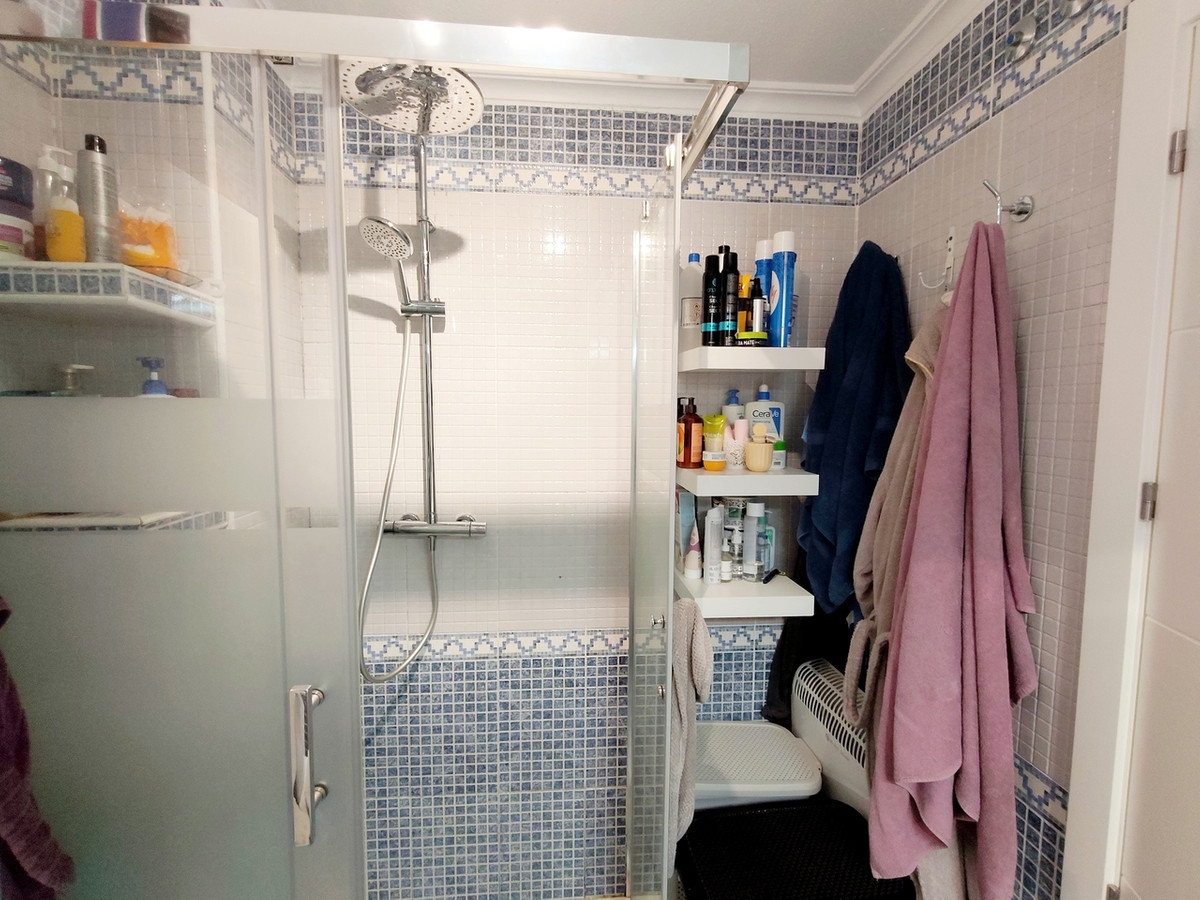 For sale - 3 Bedroom 2 Bathroom Apartment - Middle Floor Apartment in Torrevieja - Torrevieja Centro  - Alicante