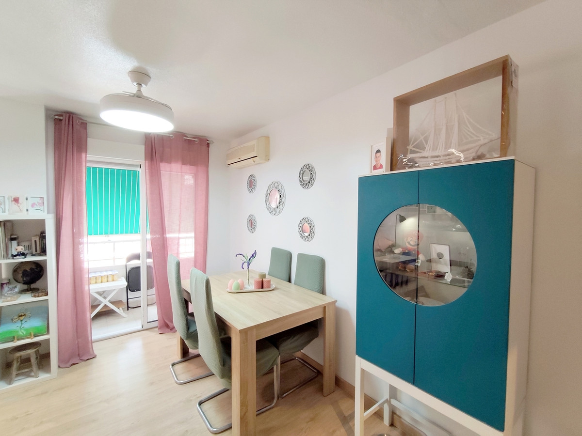 For sale - 3 Bedroom 2 Bathroom Apartment - Middle Floor Apartment in Torrevieja - Torrevieja Centro  - Alicante