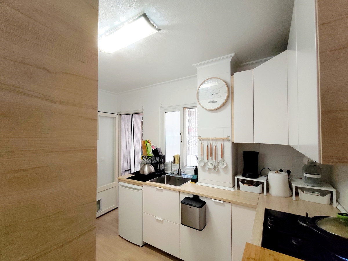 For sale - 3 Bedroom 2 Bathroom Apartment - Middle Floor Apartment in Torrevieja - Torrevieja Centro  - Alicante