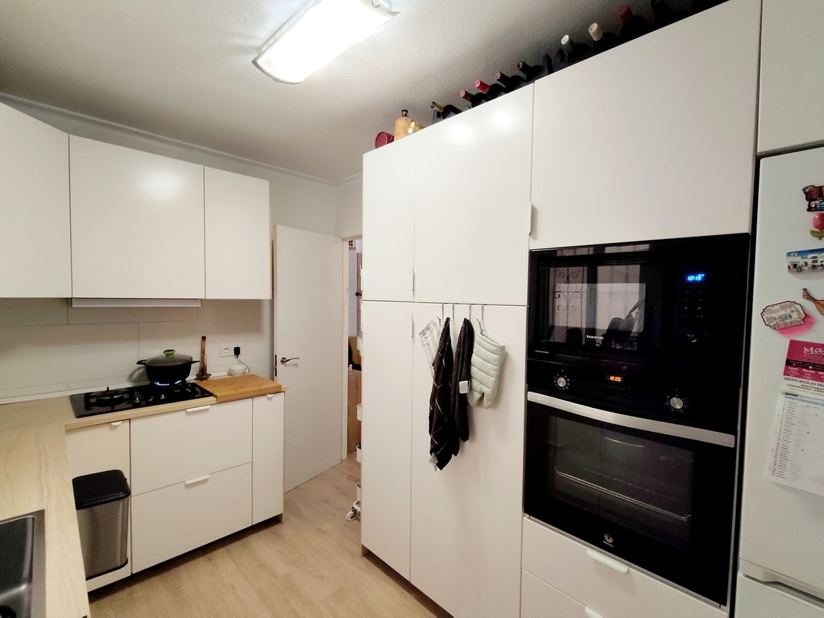 For sale - 3 Bedroom 2 Bathroom Apartment - Middle Floor Apartment in Torrevieja - Torrevieja Centro  - Alicante
