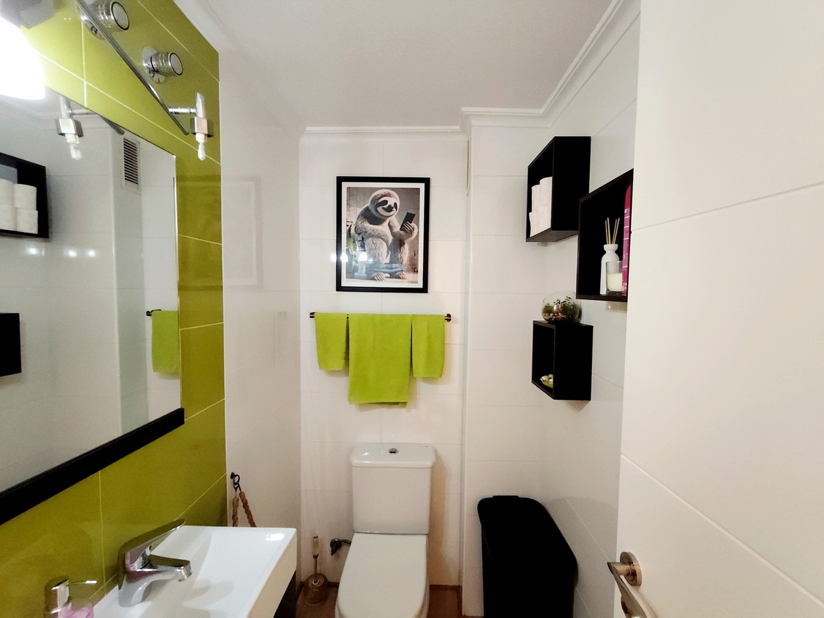 For sale - 3 Bedroom 2 Bathroom Apartment - Middle Floor Apartment in Torrevieja - Torrevieja Centro  - Alicante