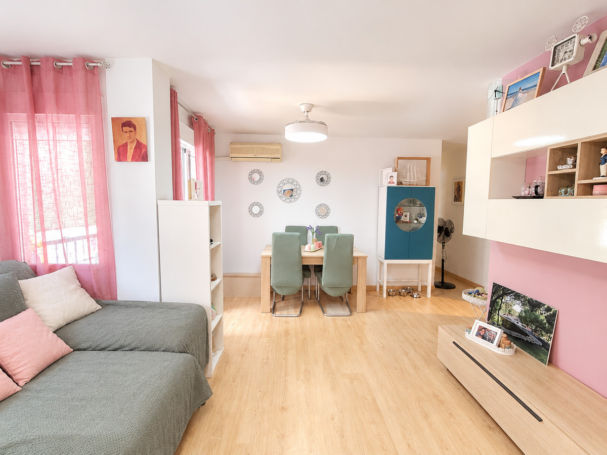 For sale - 3 Bedroom 2 Bathroom Apartment - Middle Floor Apartment in Torrevieja - Torrevieja Centro  - Alicante
