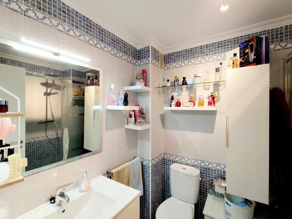 For sale - 3 Bedroom 2 Bathroom Apartment - Middle Floor Apartment in Torrevieja - Torrevieja Centro  - Alicante