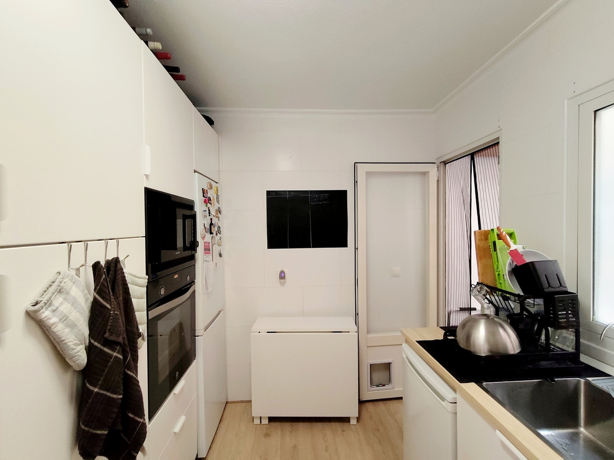 For sale - 3 Bedroom 2 Bathroom Apartment - Middle Floor Apartment in Torrevieja - Torrevieja Centro  - Alicante