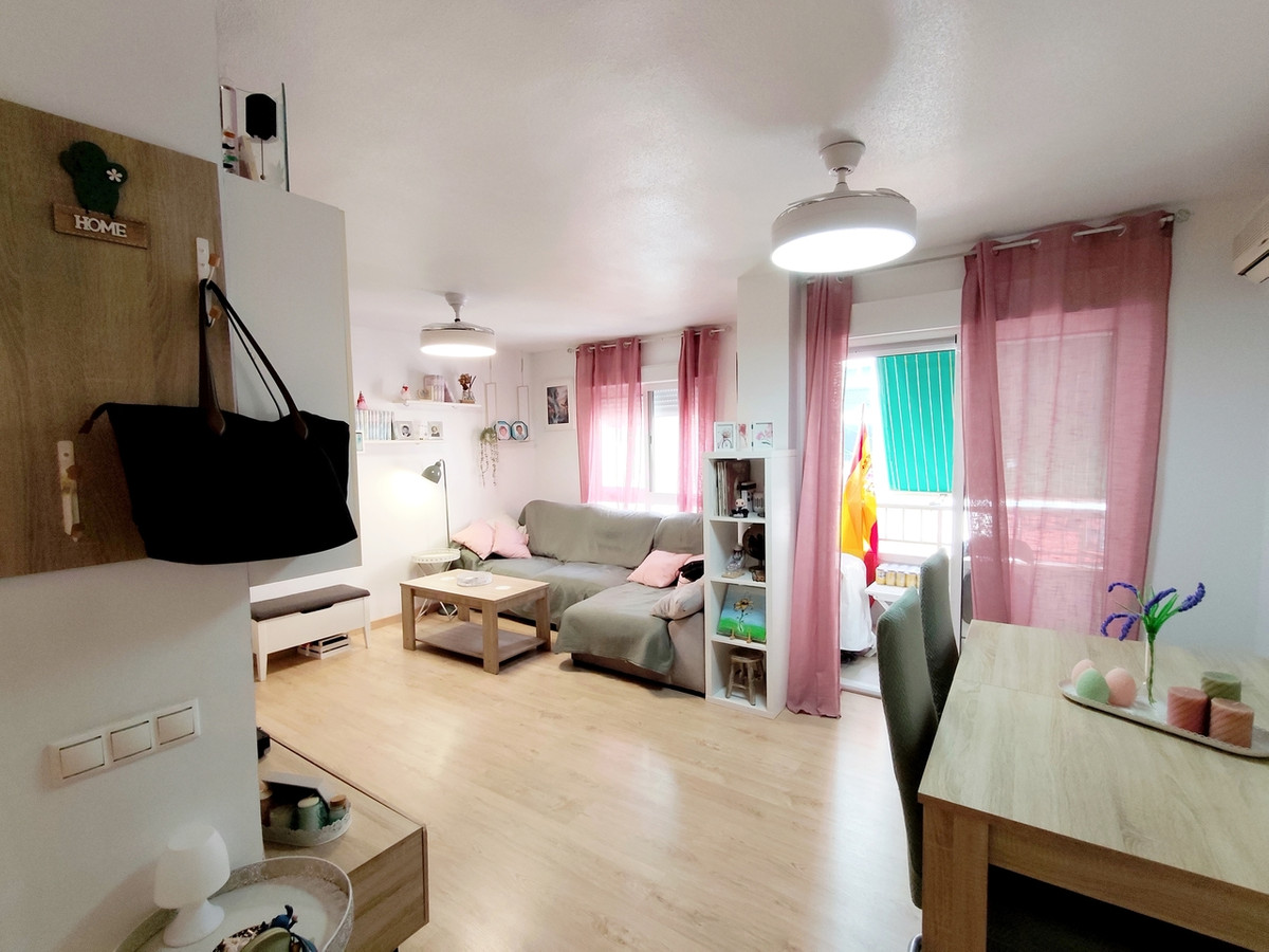 For sale - 3 Bedroom 2 Bathroom Apartment - Middle Floor Apartment in Torrevieja - Torrevieja Centro  - Alicante