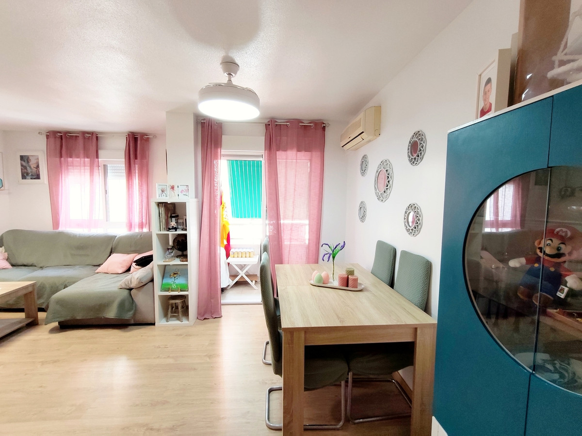 For sale - 3 Bedroom 2 Bathroom Apartment - Middle Floor Apartment in Torrevieja - Torrevieja Centro  - Alicante