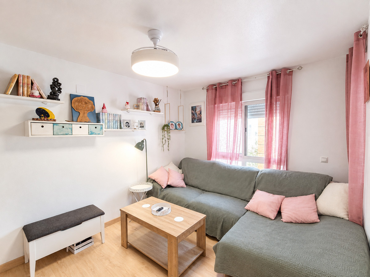 For sale - 3 Bedroom 2 Bathroom Apartment - Middle Floor Apartment in Torrevieja - Torrevieja Centro  - Alicante