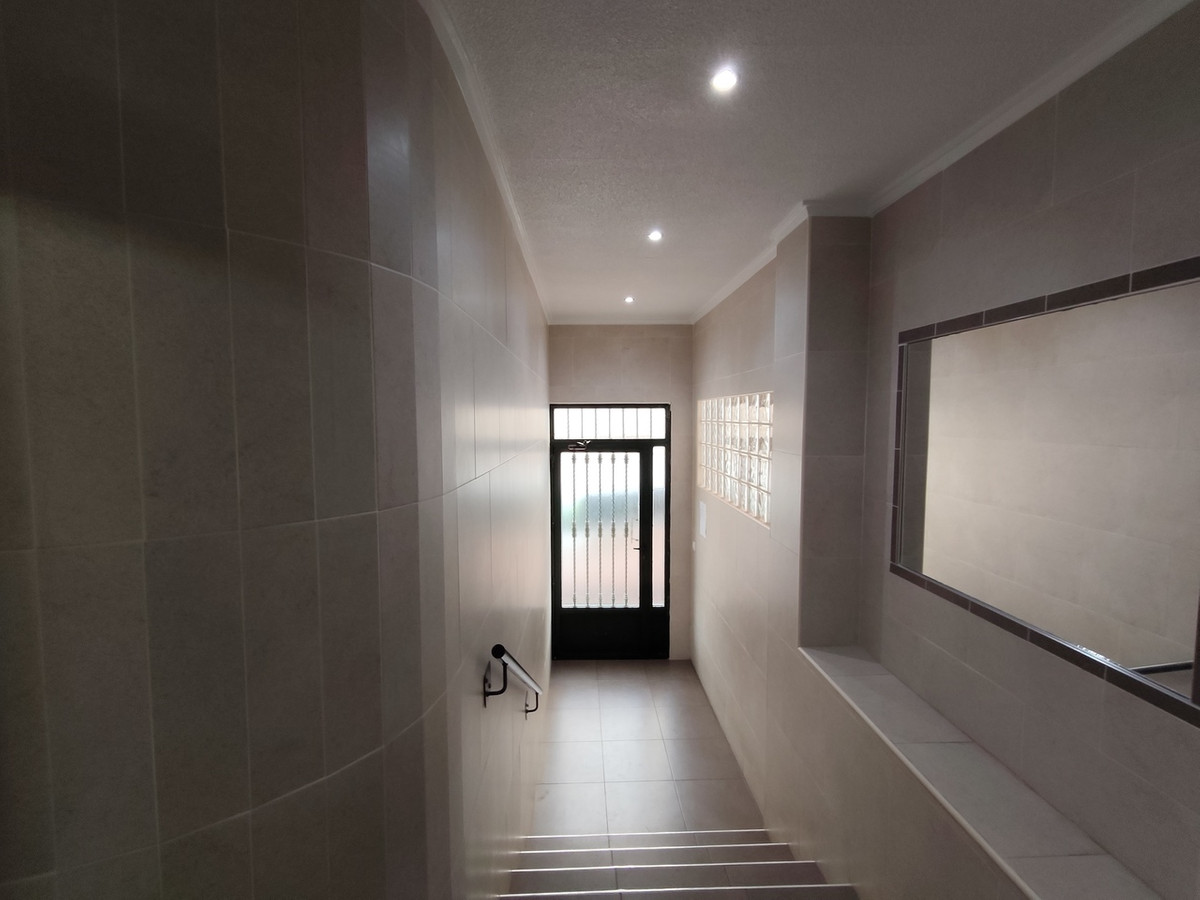 For sale - 3 Bedroom 2 Bathroom Apartment - Middle Floor Apartment in Torrevieja - Torrevieja Centro  - Alicante