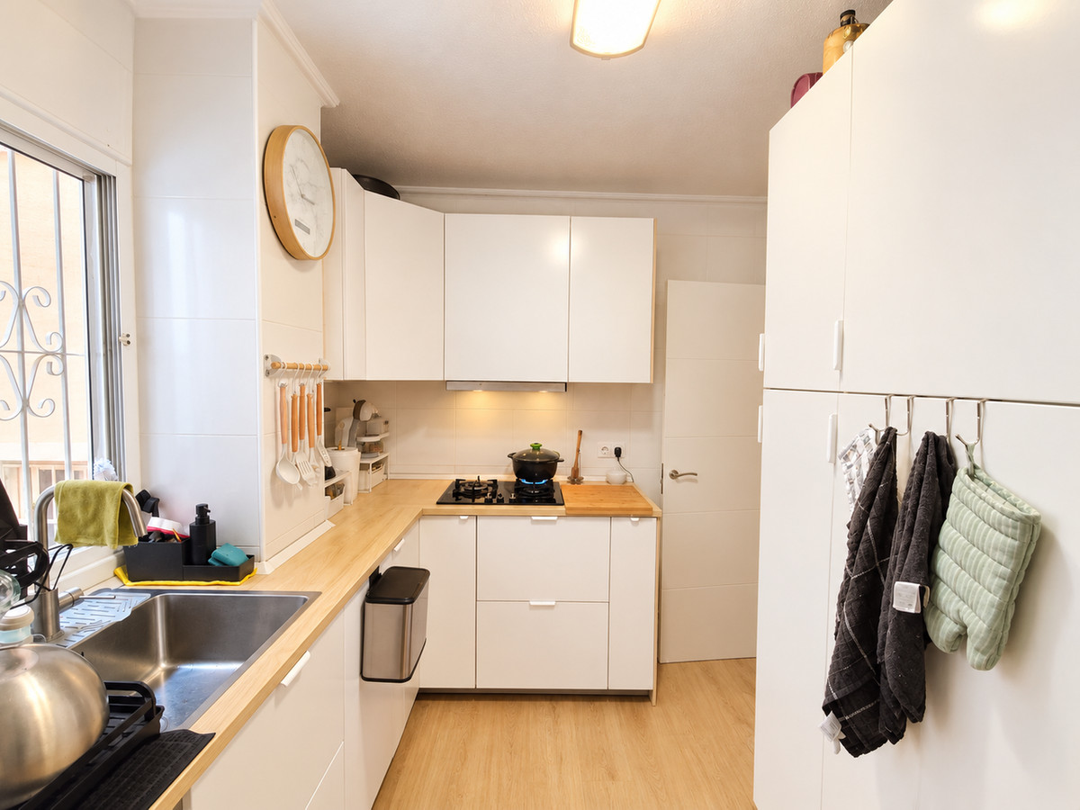 For sale - 3 Bedroom 2 Bathroom Apartment - Middle Floor Apartment in Torrevieja - Torrevieja Centro  - Alicante