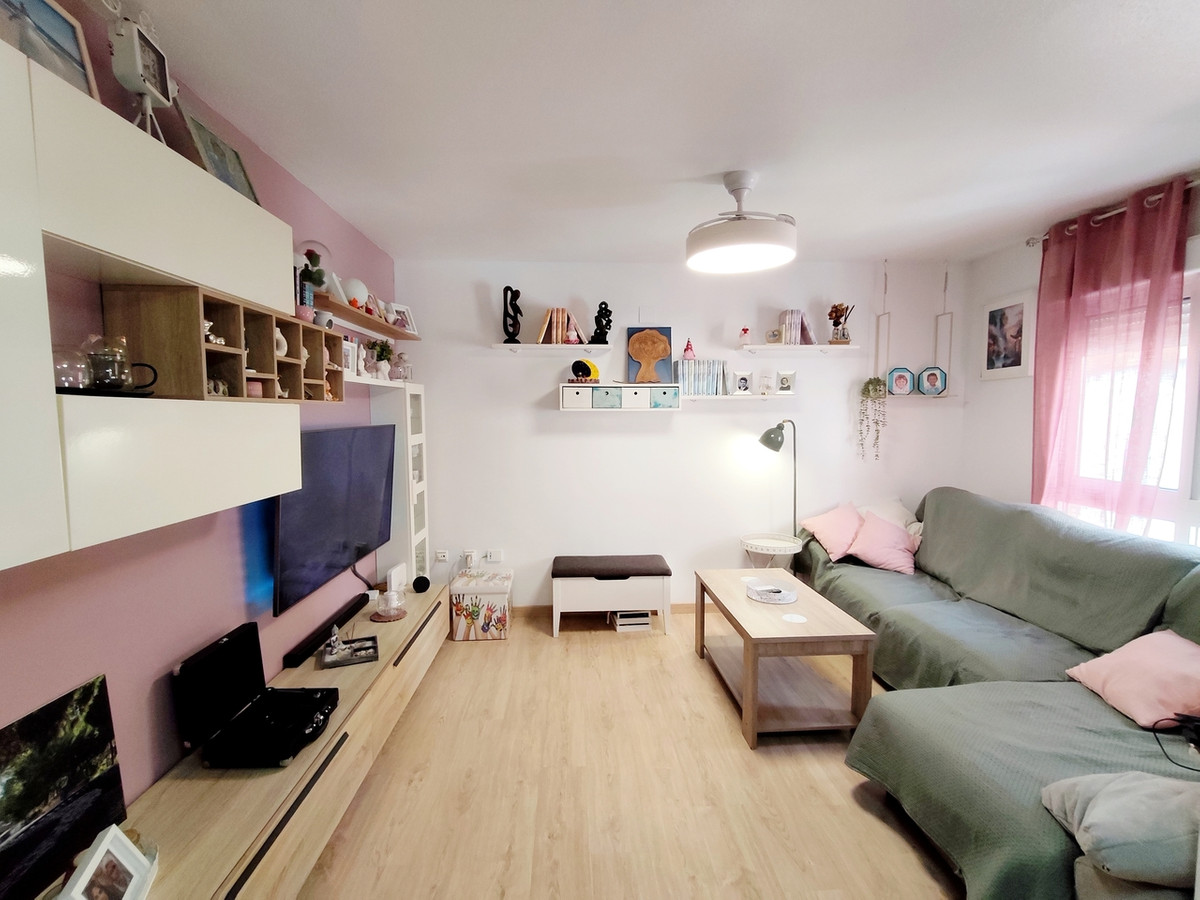 For sale - 3 Bedroom 2 Bathroom Apartment - Middle Floor Apartment in Torrevieja - Torrevieja Centro  - Alicante