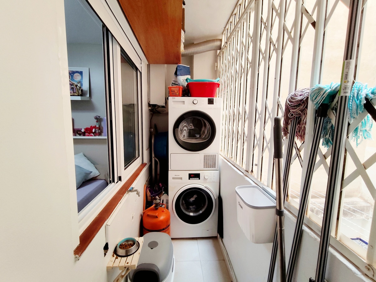 For sale - 3 Bedroom 2 Bathroom Apartment - Middle Floor Apartment in Torrevieja - Torrevieja Centro  - Alicante
