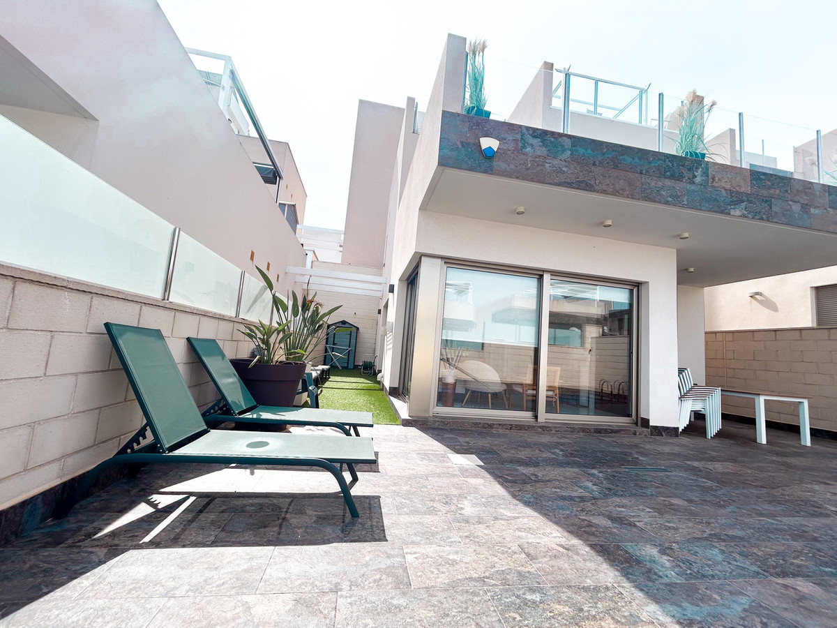 For sale - 3 Bedroom 3 Bathroom House - Detached Villa in Orihuela - Villamartin  - Alicante