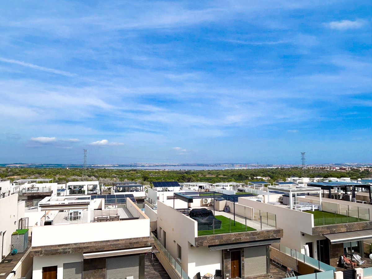 For sale - 3 Bedroom 3 Bathroom House - Detached Villa in Orihuela - Villamartin  - Alicante