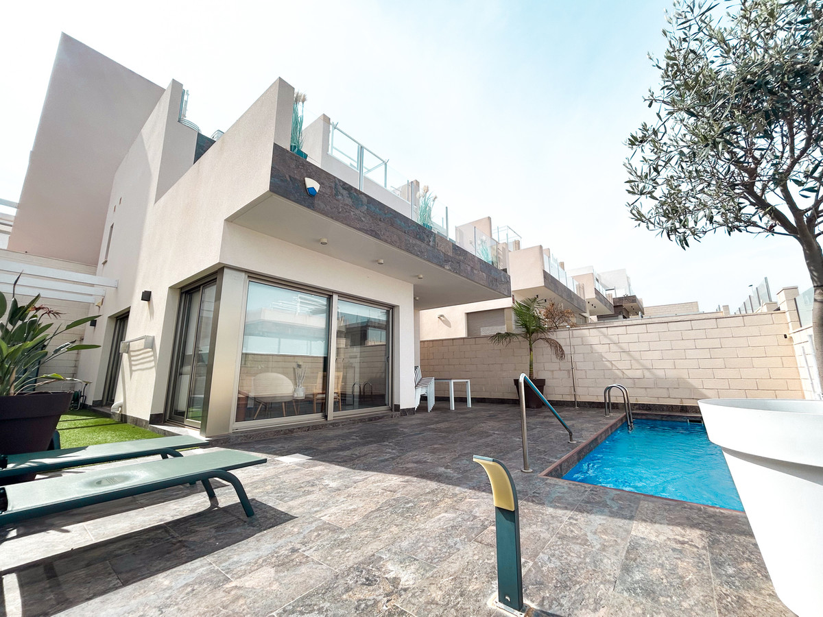 For sale - 3 Bedroom 3 Bathroom House - Detached Villa in Orihuela - Villamartin  - Alicante