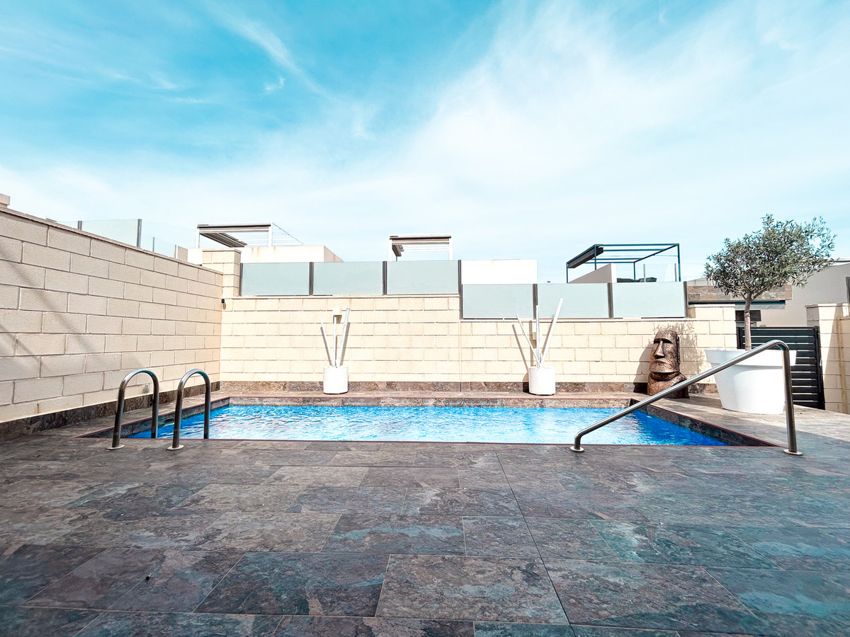For sale - 3 Bedroom 3 Bathroom House - Detached Villa in Orihuela - Villamartin  - Alicante