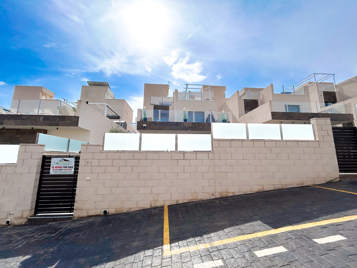 For sale - 3 Bedroom 3 Bathroom House - Detached Villa in Orihuela - Villamartin  - Alicante