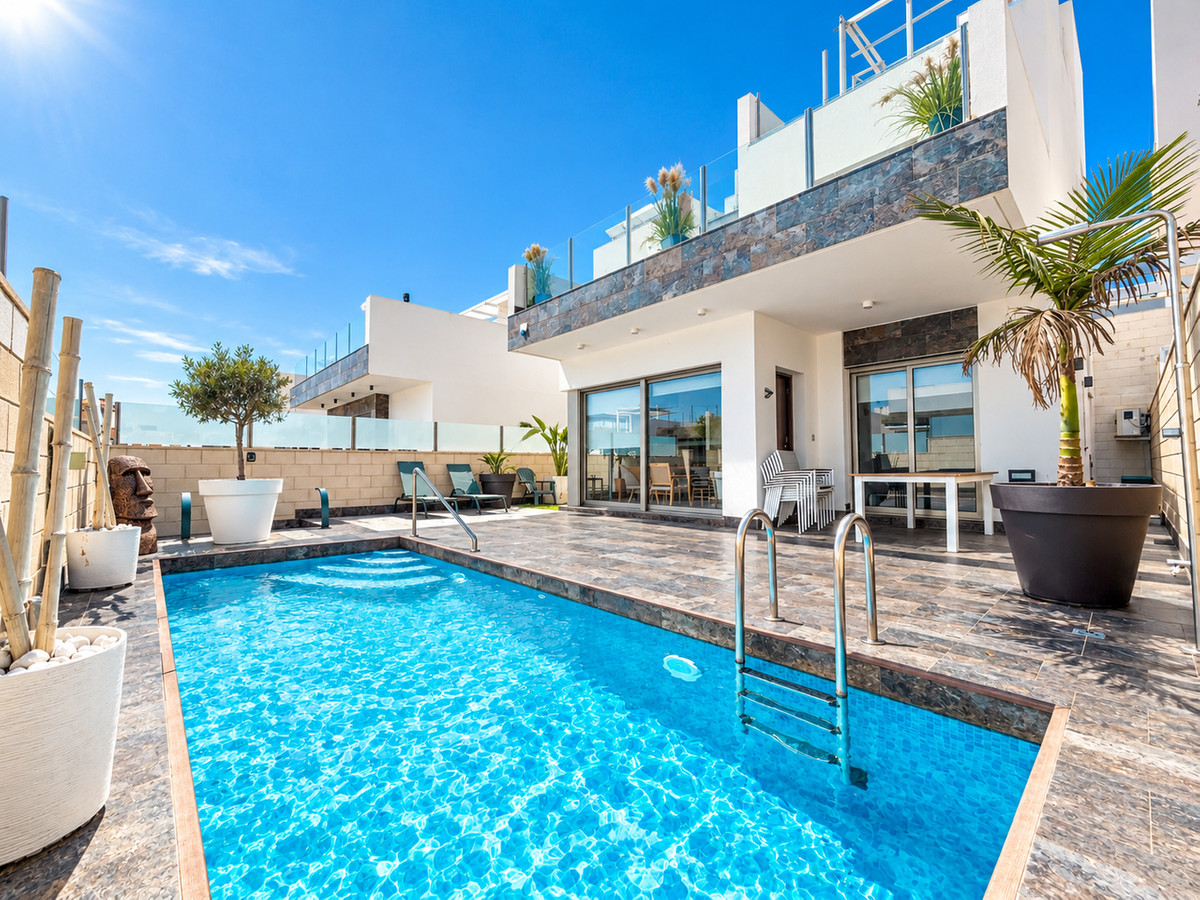 For sale - 3 Bedroom 3 Bathroom House - Detached Villa in Orihuela - Villamartin  - Alicante