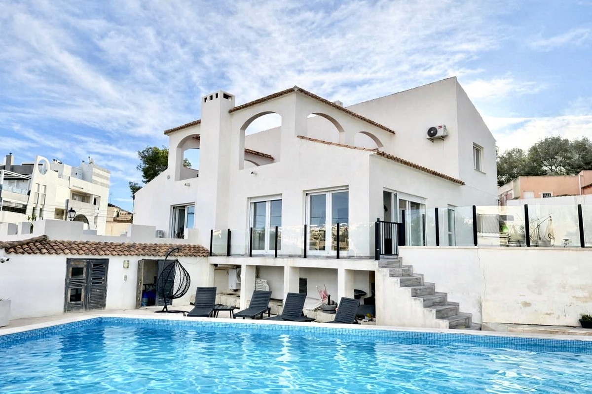 For sale - 6 Bedroom 2 Bathroom House - Detached Villa in Orihuela - Villamartin  - Alicante