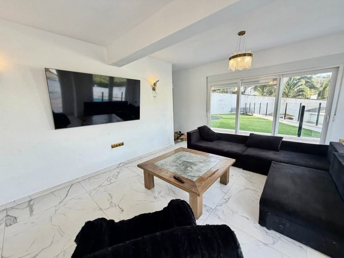 For sale - 6 Bedroom 2 Bathroom House - Detached Villa in Orihuela - Villamartin  - Alicante