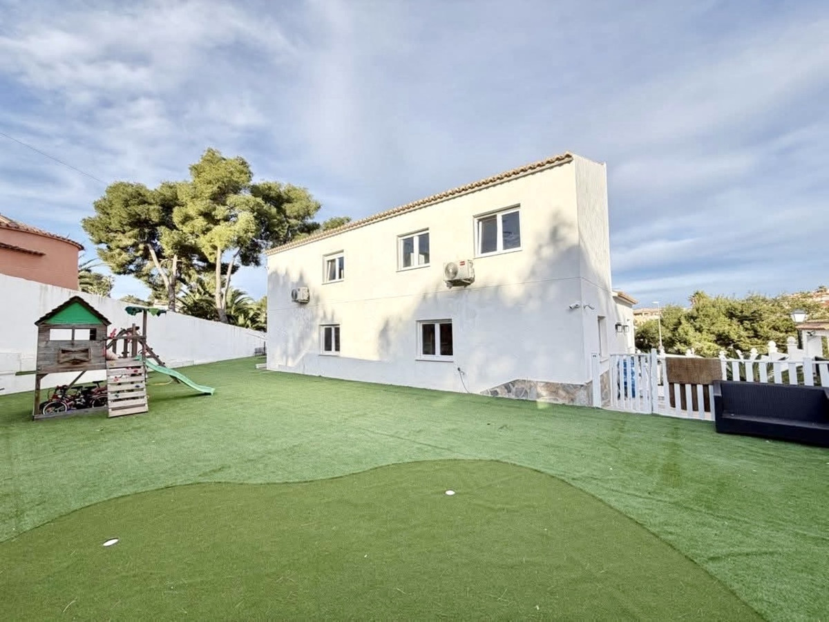 For sale - 6 Bedroom 2 Bathroom House - Detached Villa in Orihuela - Villamartin  - Alicante
