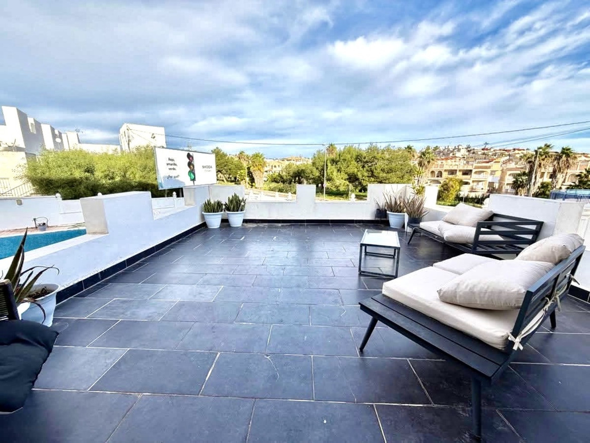 For sale - 6 Bedroom 2 Bathroom House - Detached Villa in Orihuela - Villamartin  - Alicante